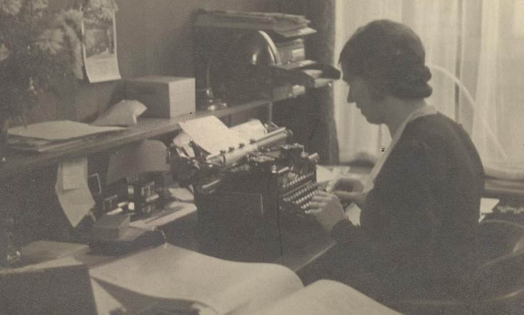Tante Zus (Anna M.Leibbrandt) op kantoor.jpg